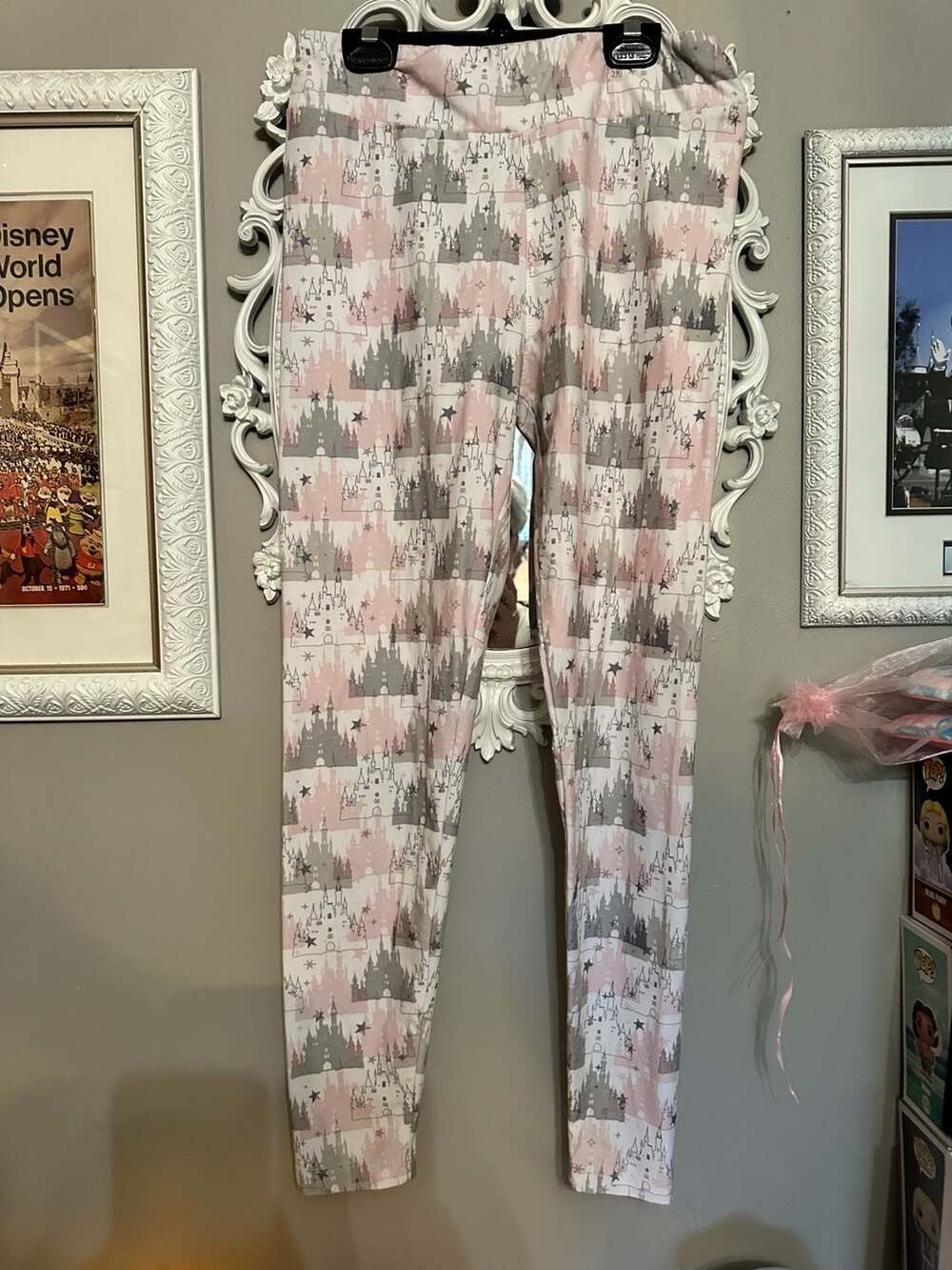 Disney Parks Castle Print Leggings Size M Pink Gray